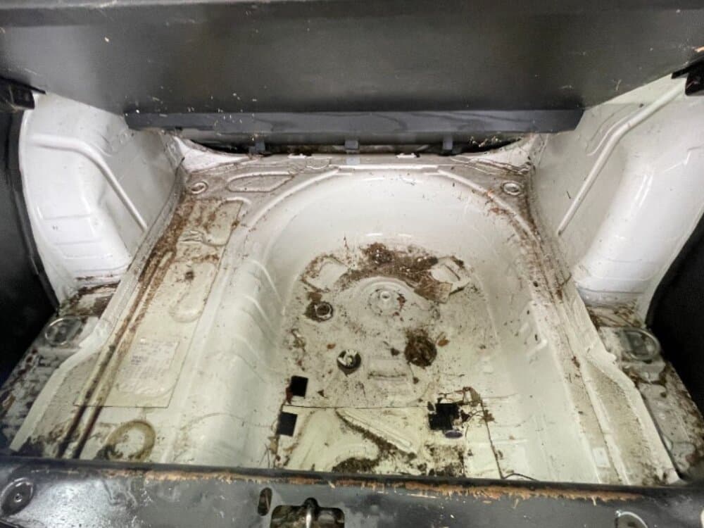 Před – Čištění zavazadlového prostoru – před a po – AutoShine Pardubice