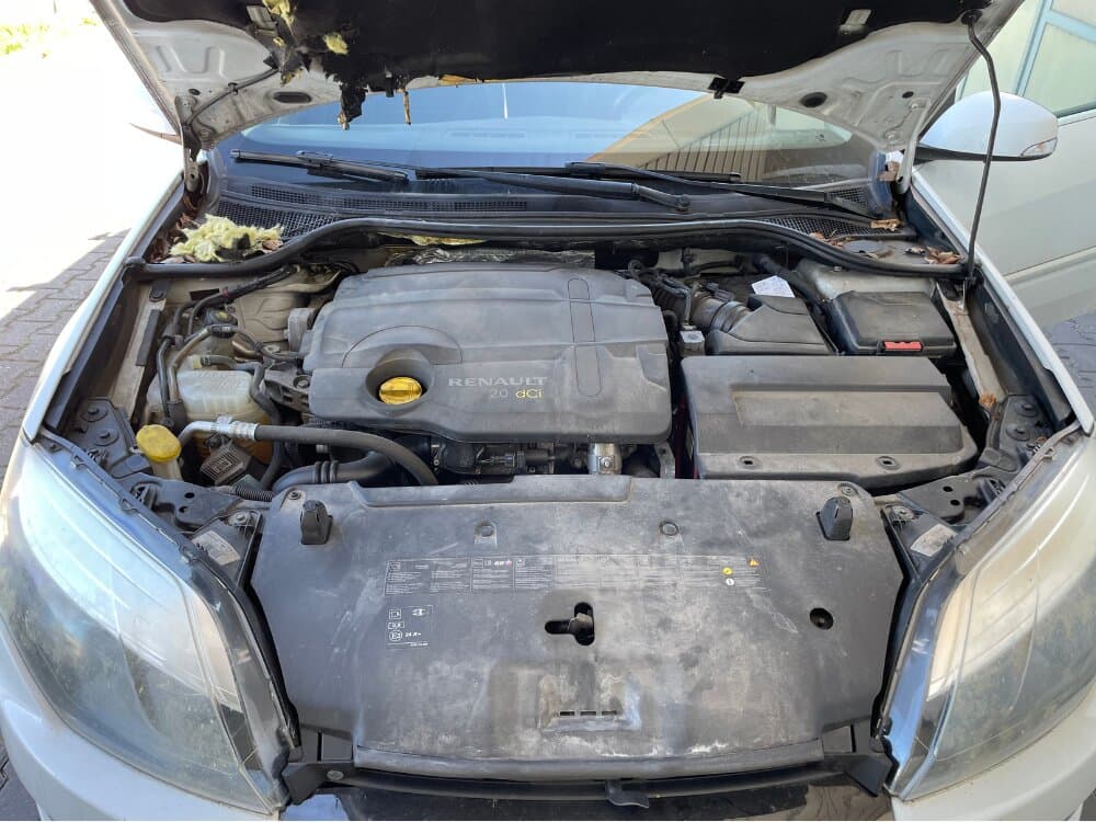 Před – Čištění motorového prostoru – před a po – AutoShine Pardubice